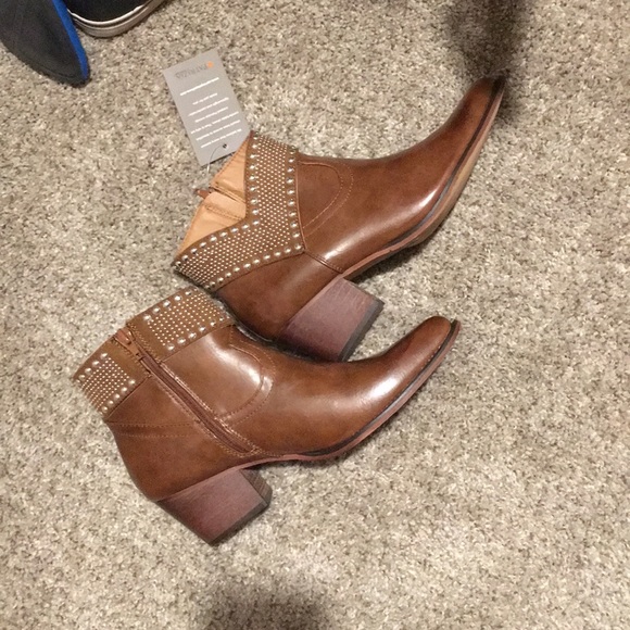 Beautiful never worn brown booties with design - Picture 1 of 3